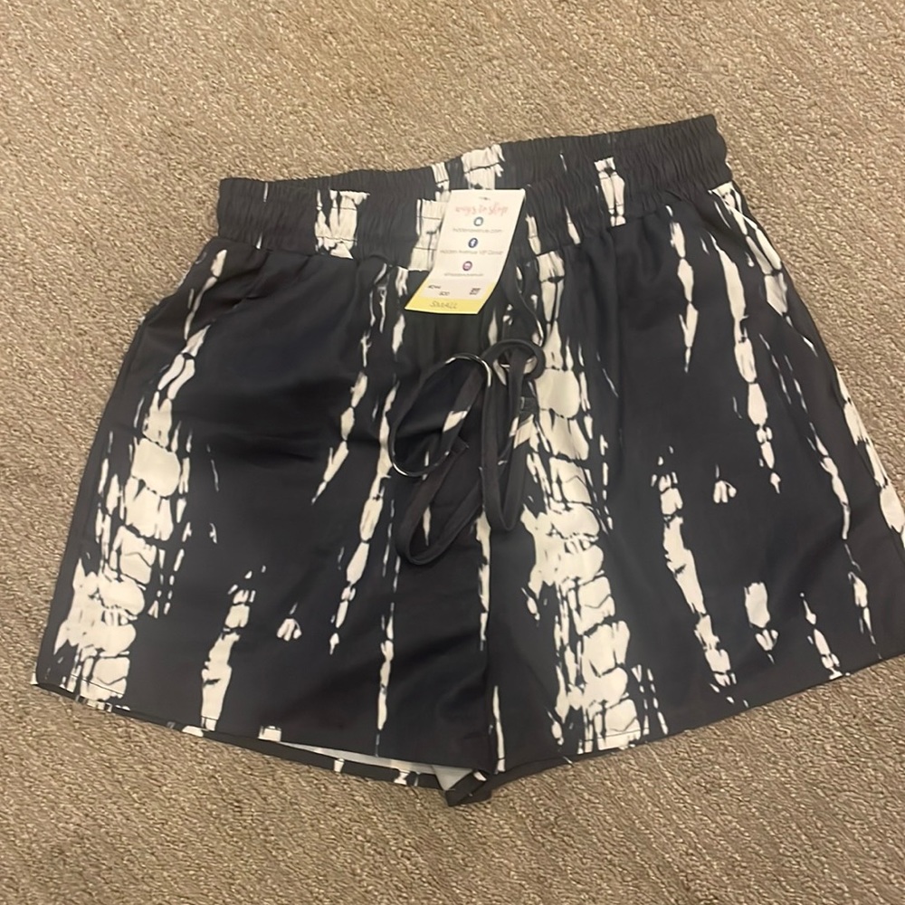 NWT Hidden Avenue size small shorts with pockets and drawstring